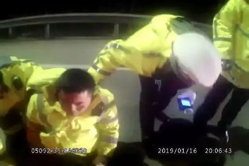 悲剧！女生失踪，父亲咬伤踢伤3名民警，真相令人震惊！